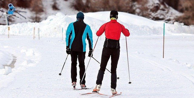 Bielizna termoaktywna damska jest dobra do uprawiania sportów zimowych jak jazda na nartach